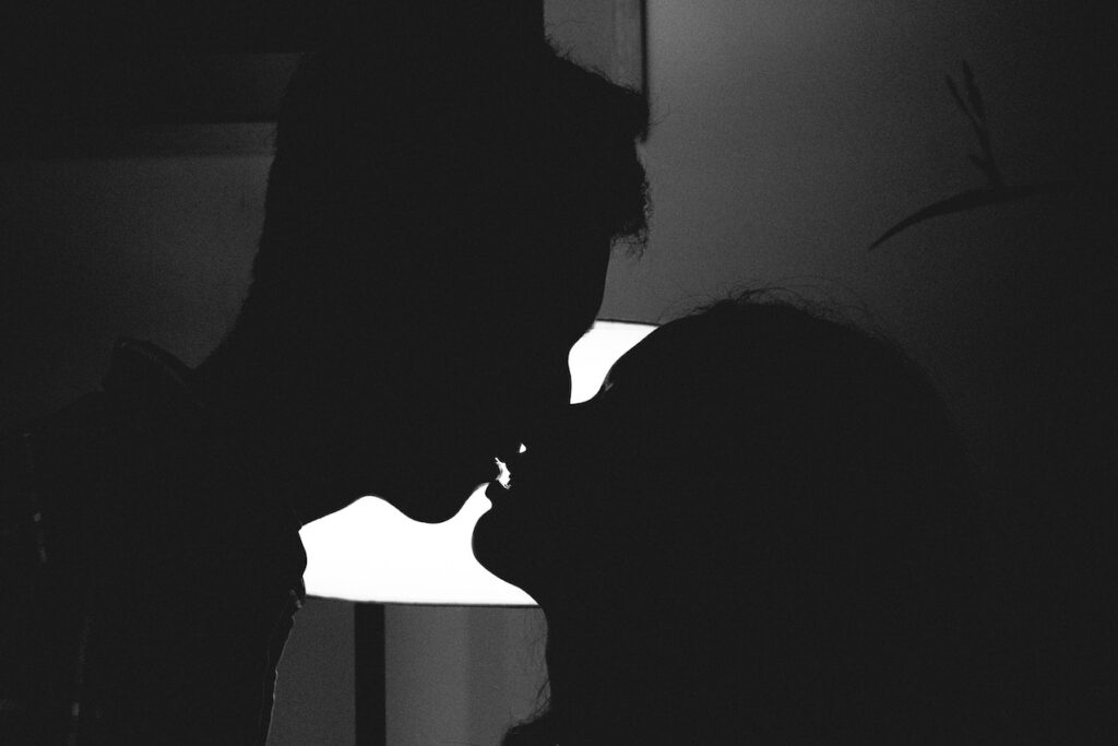 Šta znači kad se žena naježi na poljubac