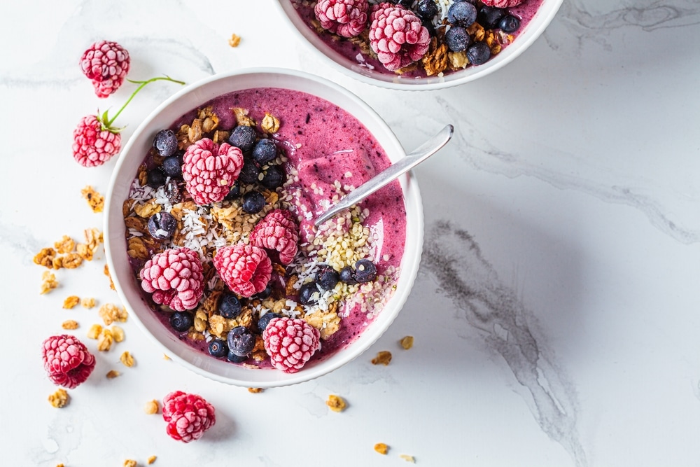 Smoothie bowl s bobičastim voćem i granolom